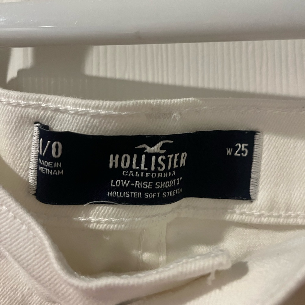 White Hollister low-rise shorts - Picture 2 of 3